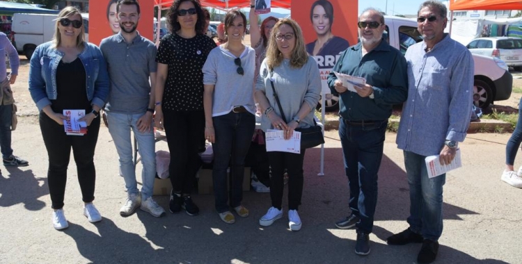 Marta Farrés envoltada del seu equip a la paradeta del partit al mercat | Roger Benet