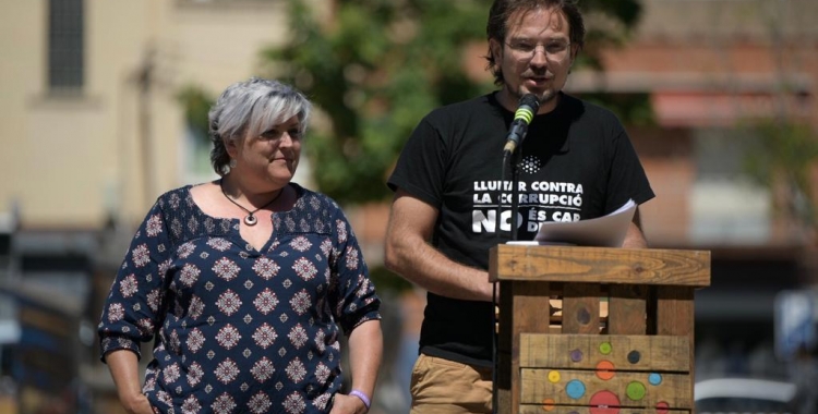 Nani Valero i Albert Boada durant l'acte celebrat a la plaça del Pi | Roger Benet