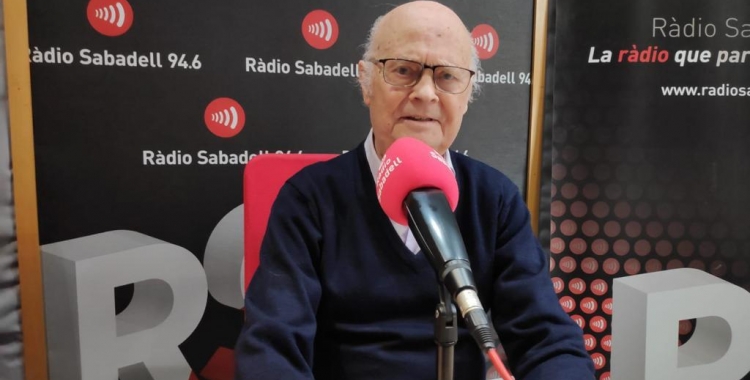 Josep Vinaròs als estudis de Ràdio Sabadell | Arxiu