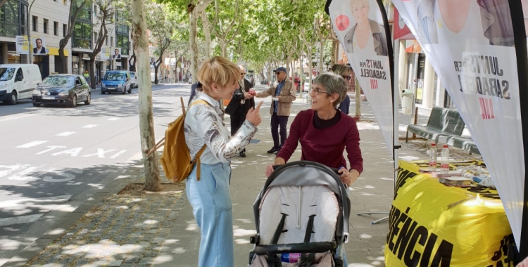 Lourdes Ciuró parla amb una ciutadana | Junts per Sabadell