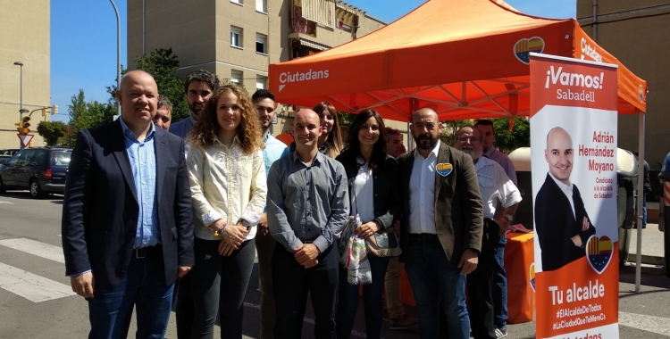 L'equip de Ciutadans a la paradeta del mercat de Campoamor 