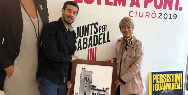 Aleix González i Lourdes Ciuró amb una fotografia del Castell de Can Feu | Cedida