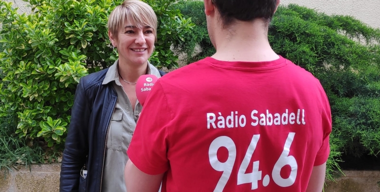 L'alcaldable de Junts per Sabadell, Lourdes Ciuró, atenent a Ràdio Sabadell | Cedida