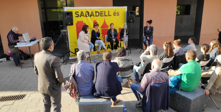 L'acte "Sabadell Republicana, Sabadell feminista" davant la biblioteca Vapor Badia | Cedida