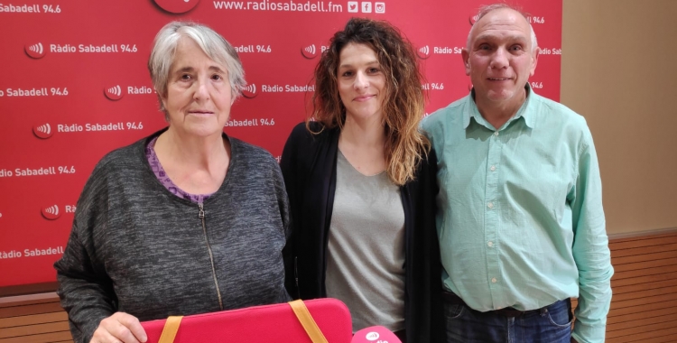 D'esquerra a dreta, Dolors Pallàs, Gemma Parellada (tècnica i coordinadora de Vida Independent a Andi) i Víctor Sastre, a l'estudi 1 de Ràdio Sabadell