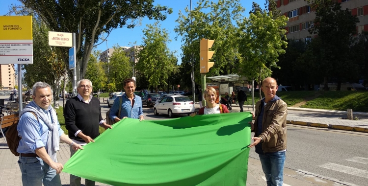 Lourdes Ciuró i part del seu equip defensen una Gran Via verda | Helena Molist