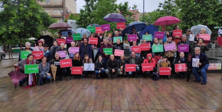 Foto de família a la Plaça del Pi amb els assistents al tancament de campanya | Pau Duran