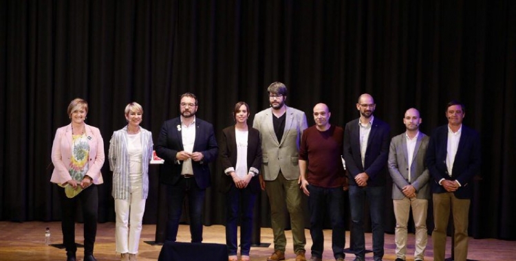 Els vuit alcaldables, en la foto de família inicial amb el presentador, Xavi Bundó | Juanma Peláez