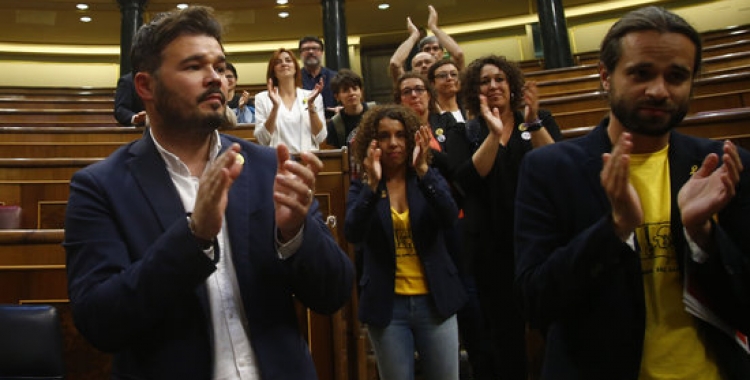 Diputats d'ERC —entre els quals, el sabadellenc Gabriel Rufián—, aplaudint els presos quan abandonaven l'hemicicle del Congrés dels Diputats | Javier Barbancho / ACN