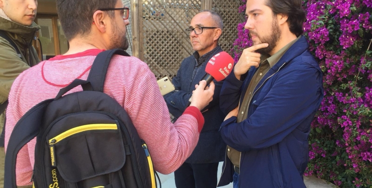 Ràdio Sabadell entrevista Navarro i Coscubiela al pati del casal Pere Quart | Sabadell en Comú