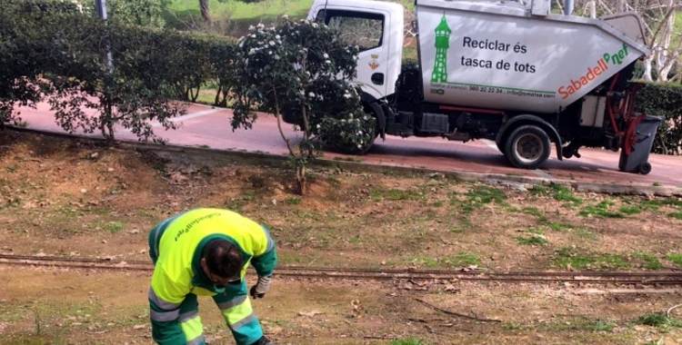 Un treballador d'Smatsa fent tasques de neteja | Cedida