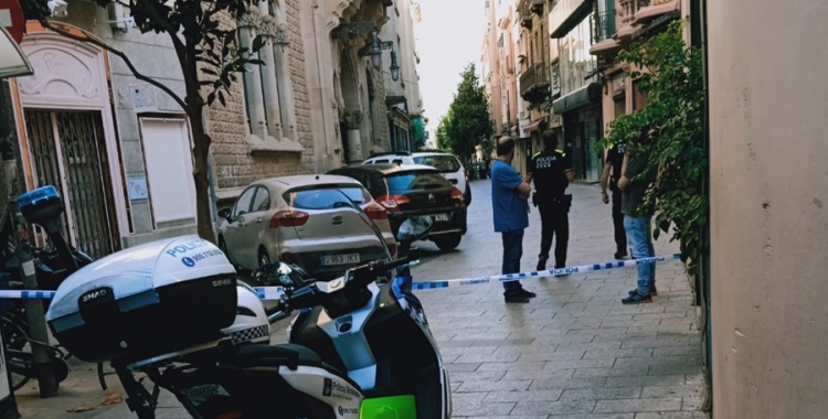 El carrer de Gràcia, acordonat per la Policia Municipal | Cedida