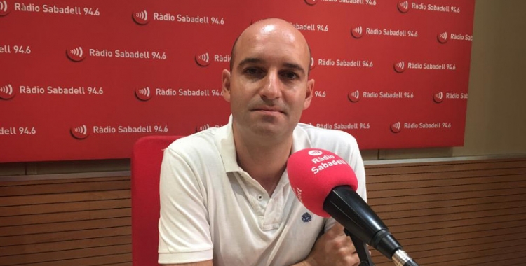 Adrián Hernández, als estudis de Ràdio Sabadell/ Mireia Sans