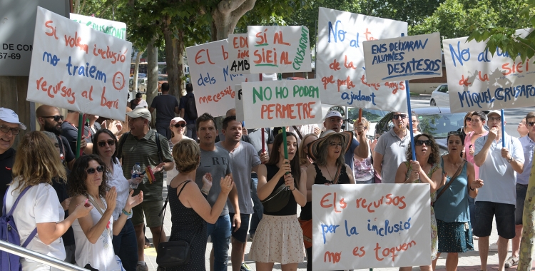 Protestes de la comunitat educativa de l'institut Miquel Crusafont | Roger Benet