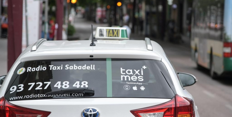 Una enganxina permetrà saber els taxistes que s'hi han adherit | Roger Benet