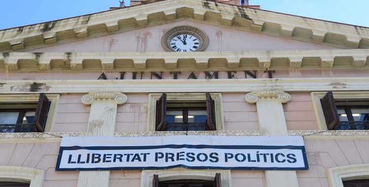 La pancarta 'Llibertat presos polítics' es manté a l'Ajuntament/ Roger Benet