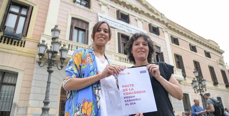 Marta Farrés i Marta Morell, amb el Pacte de la Concòrdia/ Roger Benet