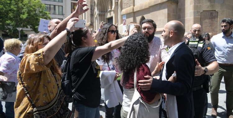 Tensió entre els regidors de Ciutadans i els manifestants | Roger Benet