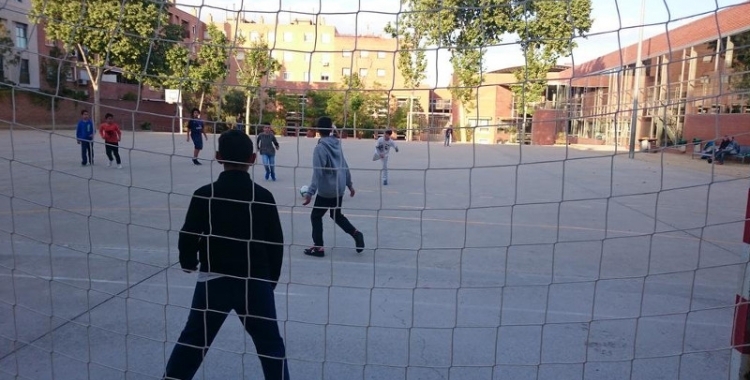 El futbol és una de les activitats dels patis oberts | Arxiu