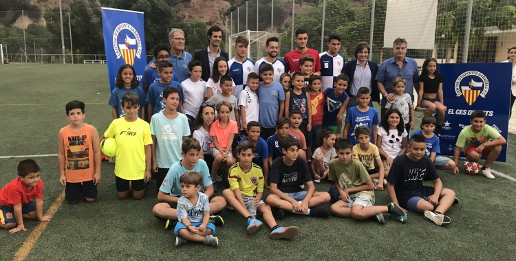 Foto de família amb la canalla que s'ha donat cita avui a Sant Oleguer | Adrián Arroyo