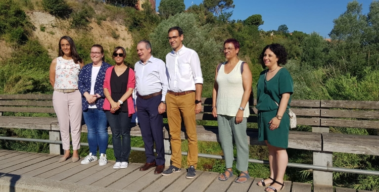 Marta Farrés i Ignasi Giménez, al centre de la fotografia, durant la visita al Ripoll