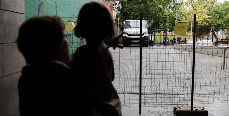 Dues usuàries mirant les obres de la plaça Fidela Renom | Roger Benet