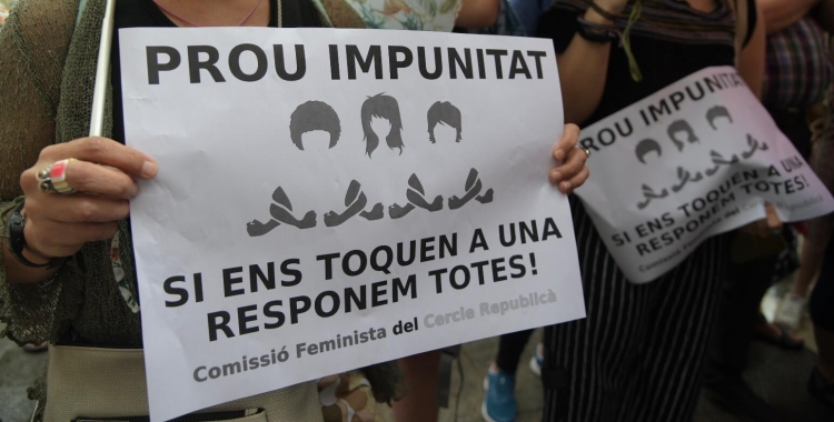  A la concentració d'avui s'han pogut llegir lemes com "No és Abús és Violació", "Prou Impunitat" i "Prou Violència" | Roger Benet