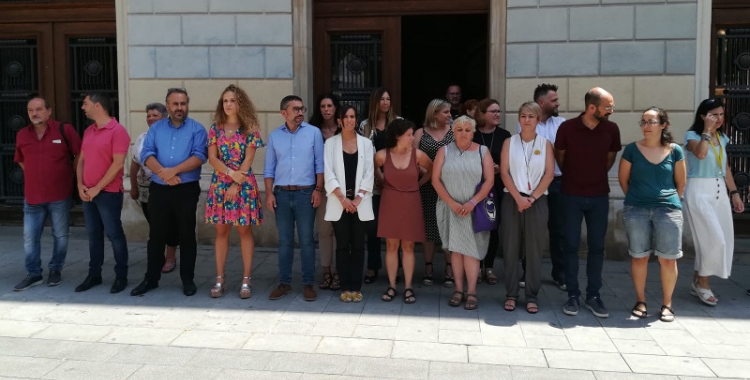 Càrrecs electes i funcionaris davant de l'Ajuntament en el minut de silenci | Sergi Park