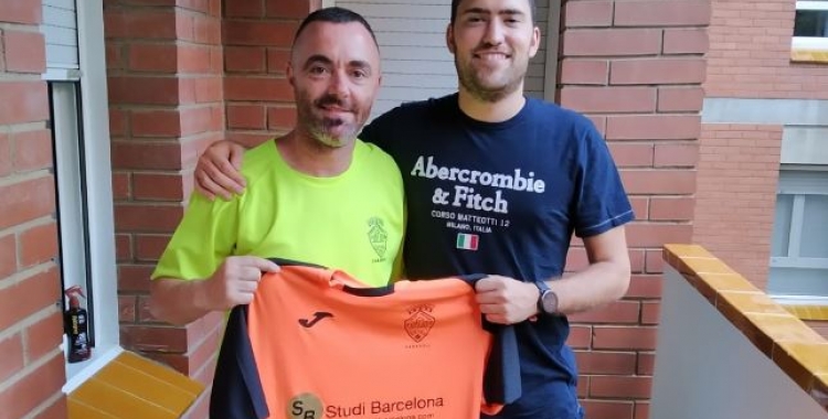 Pep Girvent (dreta), lluint la samarreta del Grups Arrahona juntament amb el coordinador del club, Jose Gómez. | Grups Arrahona