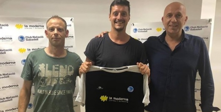 Casabon, Vallverdú i el president de la secció, Àlex Porras | @cnsfutbolsala