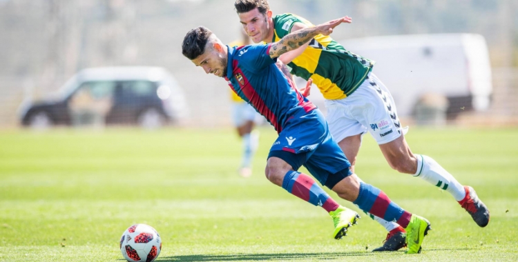 Adri Cuevas persegueix un rival en el partit de la temporada passada | Levante UD