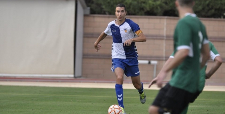 Capó traient la pilota des del darrere a l'Ascó-Sabadell de dissabte | Críspulo Díaz