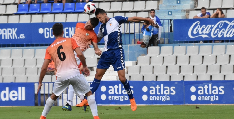 Néstor Querol en una acció aèria del primer partit de la passada temporada contra el Peralada | Críspulo Díaz