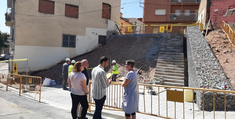 Pol Gibert amb veïns del barri, durant la visita d'obres/ Ajuntament de Sabadell