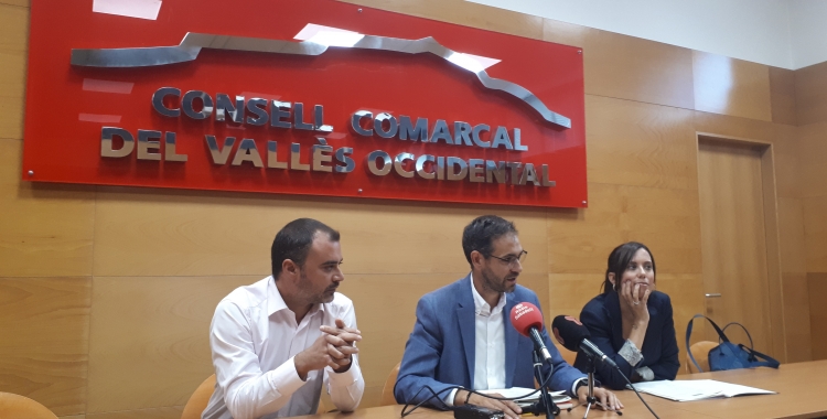 Ignasi Giménez (centre) amb els alcaldes de Terrassa i Sabadell/ Karen Madrid