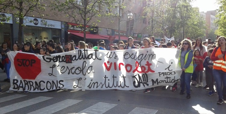 Una de les manifestacions per reclamar l'Institut Can Llong i l'Escola Virolet/ Arxiu Ràdio Sabadell