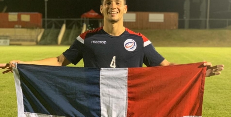 Brian López amb la bandera de la República Dominicana després de classificar-se per a l'última fase del classificatori | Twitter