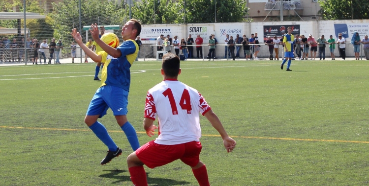 Carlos Silva controla una pilota en l'últim enfrontament del Sabadell Nord a casa | Adrián Arroyo