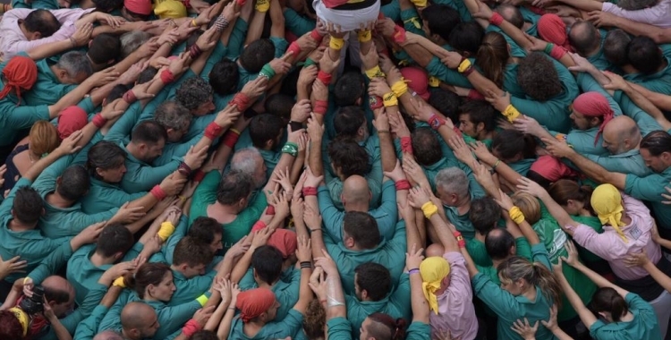 Els Saballuts en plena actuació a la plaça Sant Roc | Roger Benet