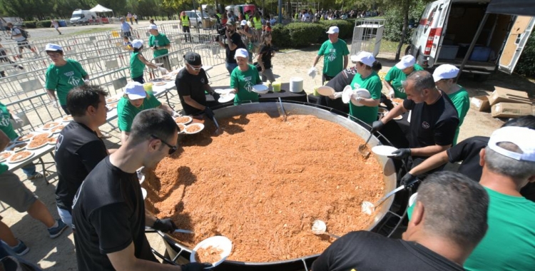 La fideuà, en un dels moments finals de la cocció/ Roger Benet