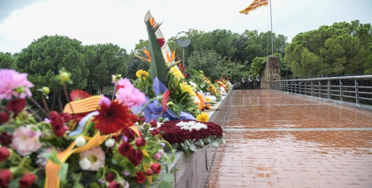 El pont del Parc Catalunya, després de l'ofrena floral/ Roger Benet