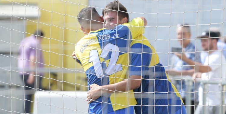 Els jugadors del Sabadell Nord celebren un dels gols contra el Manlleu | Roger Benet