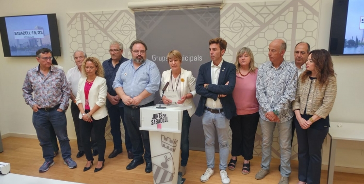 Ciuró rodejada de l'equip redactor de les propostes Sabadell 19/23 | Ràdio Sabadell