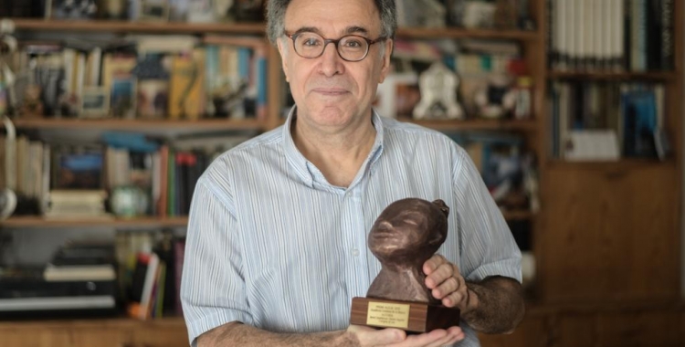 Casablancas amb el Premi Alícia al seu domicili | Roger Benet 