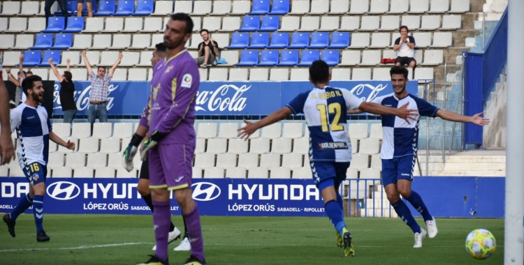 Els jugadors del Sabadell celebren el gol d'Óscar Rubio | Críspulo Díaz