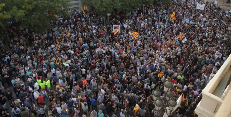 4.000 persones rebutgen, a la plaça de Sant Roc, l'operatiu de la Guàrdia Civil contra els CDR | Roger Benet