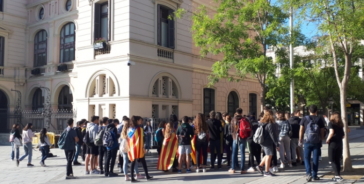 Una seixantena d'estudiants concentrats al Racó del Campanar/ Karen Madrid