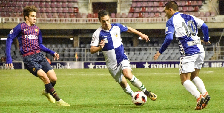 Josu Ozkoidi amb la pilota en el partit de la temporada passada | Críspulo Díaz