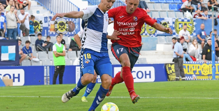 Pedro Capó condueix la pilota malgrat la pressió de Xumetra | UEO (Nuri Marguí)