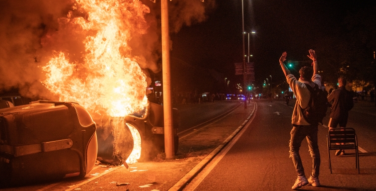 Moment de l'incendi de dos containers a la Gran Via | Roger Benet